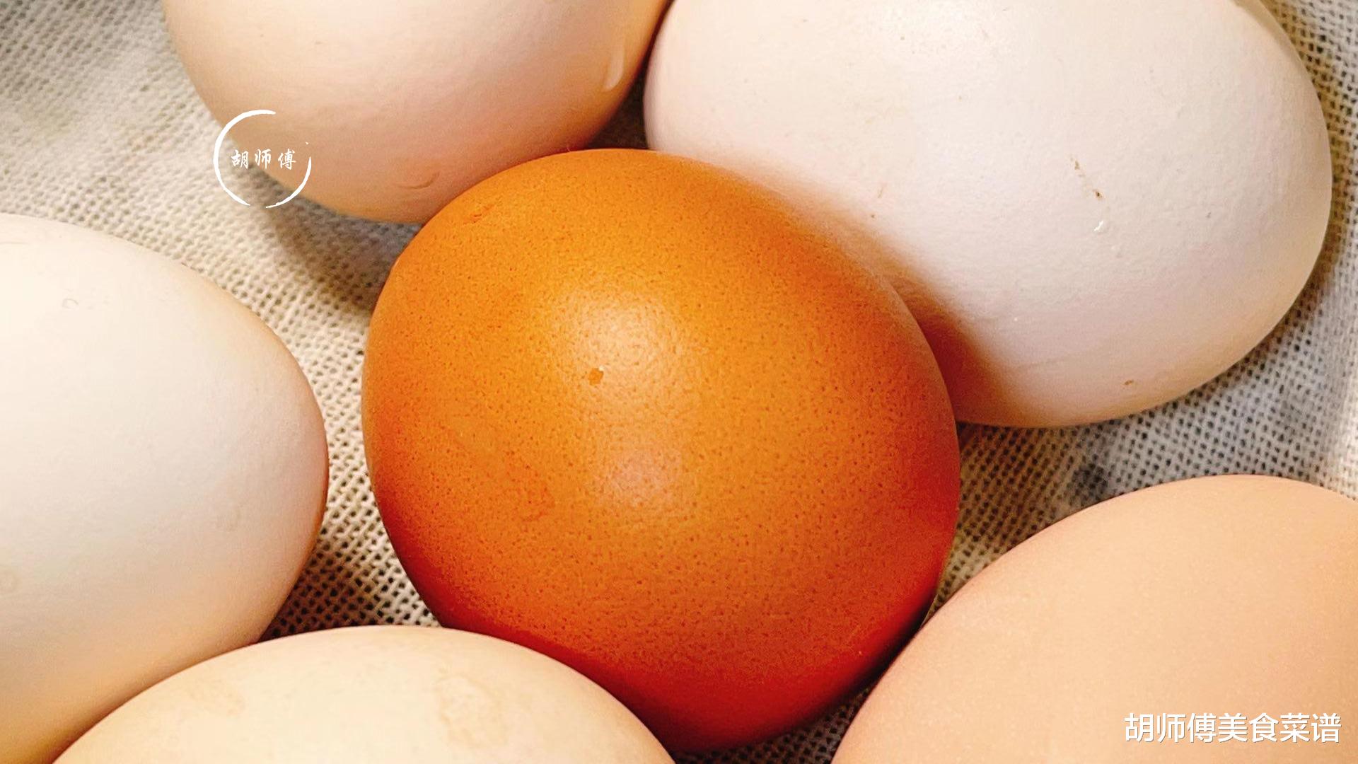鸡蛋别再用水煮了，保姆教您一妙招，鸡蛋又香又嫩，壳一碰就掉