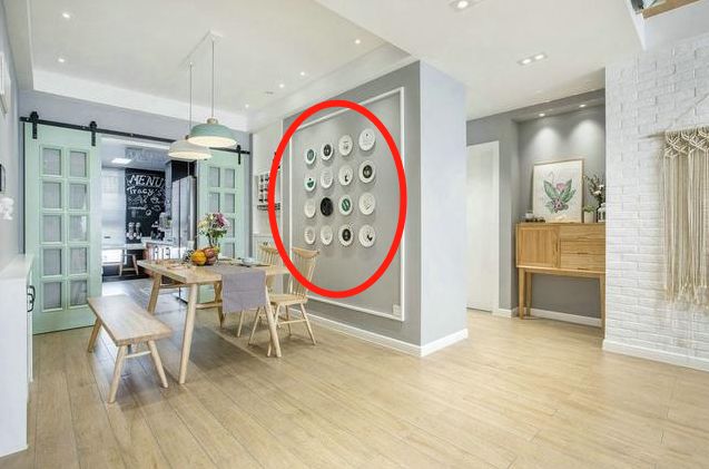 老婆硬要把地板贴天花板,菜碟挂墙上,完工后我愣了,谁见过