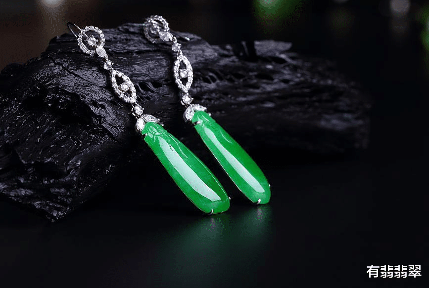 翡翠|洒金、雪花棉这些“小瑕疵”的出现，真的影响了翡翠的美感吗？