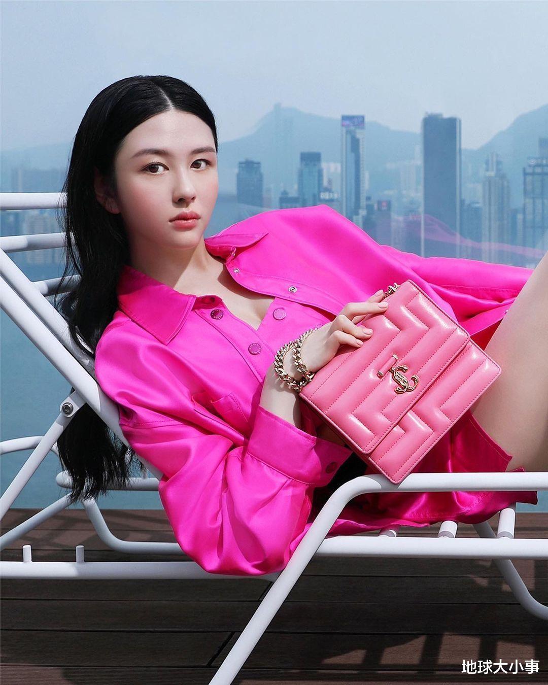 沈月|邱淑贞女儿沈月霸气晒长腿线条，「最美星二代」时尚行头换不完