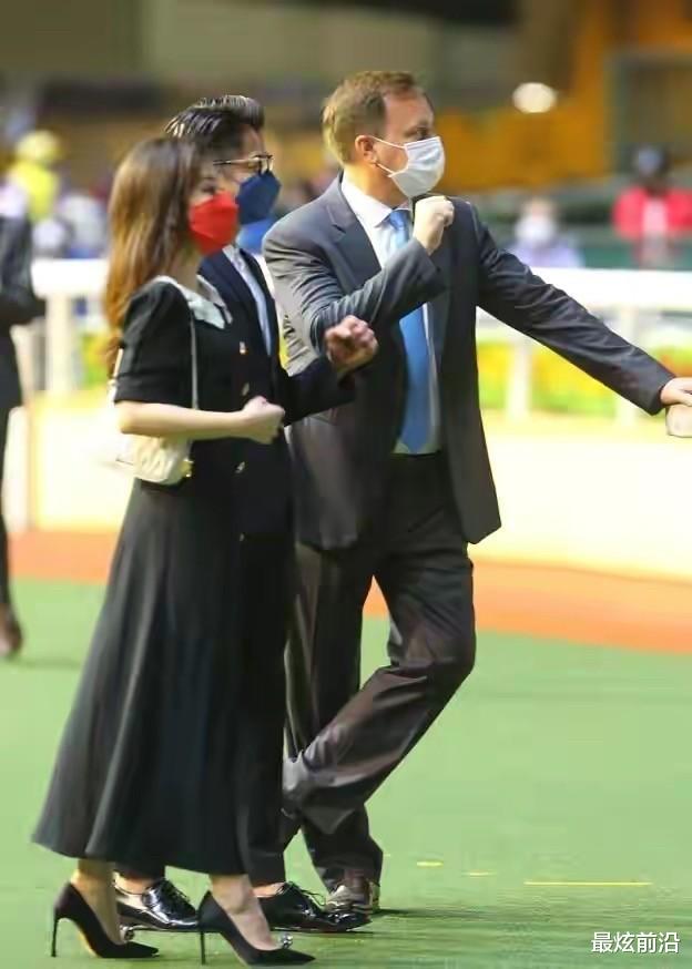 郭富城|郭富城小22岁娇妻真会穿，穿连衣裙犹如青春少女，和郭天王真般配