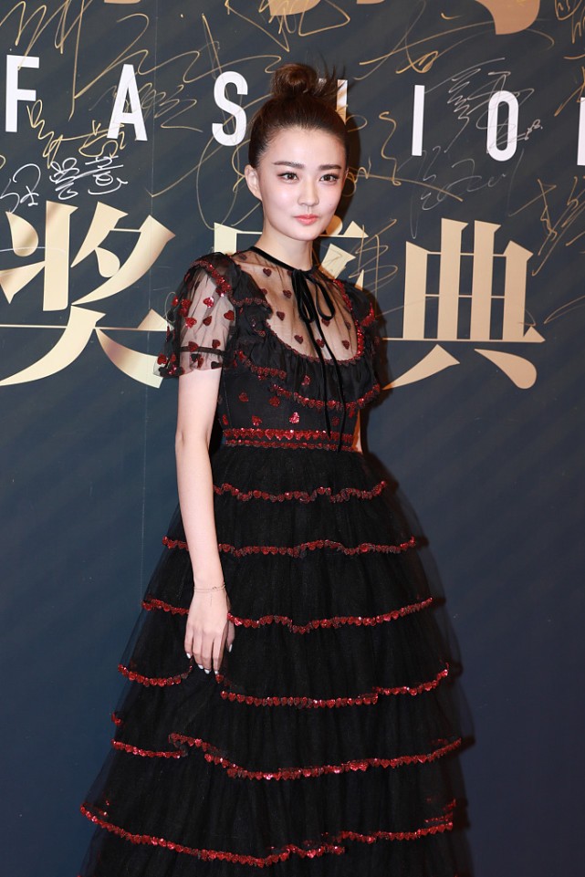 徐璐|徐璐这造型很有“女仆感”，红黑纱裙走暗黑路线，但显得腿好长啊