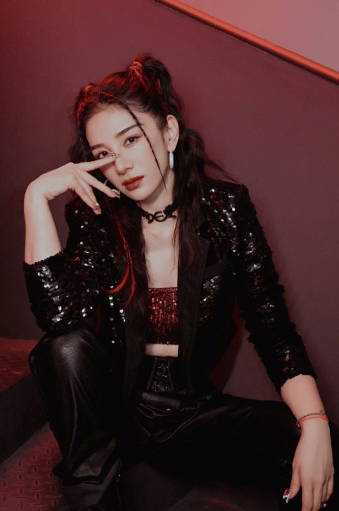 |黄奕乘风破浪放大杀招，返场cos小丑女，双马尾又A又飒美回来了