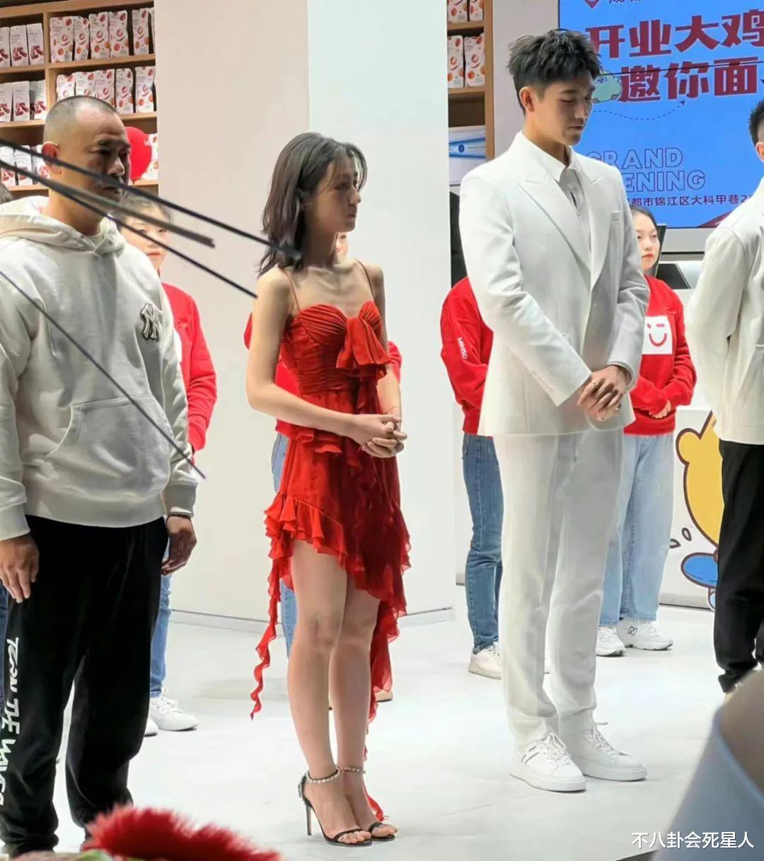 发型 张子枫近照瘦出“排骨胸”,娱乐圈的“纸片人”们,都该醒悟了