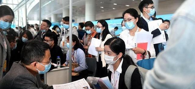 考试|人社部传来“好消息”，招聘门槛或将有望下调，毕业生这下有福了