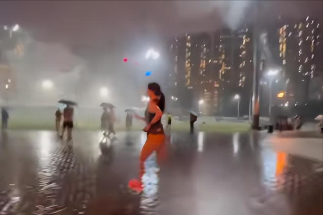 吕丽君|吕丽君:争宠输给甘比,获得20亿分手费,街头冒雨跑步活出自我