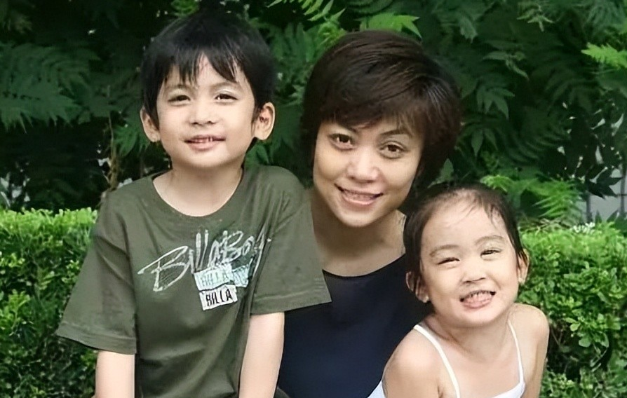 景岗山|55岁的景岗山，老态憔悴，喝酒成瘾与发妻离婚，现任妻子大气漂亮