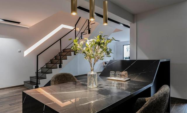 90㎡的小复式，客厅当书房，卧室当影院，全屋精致又享受！