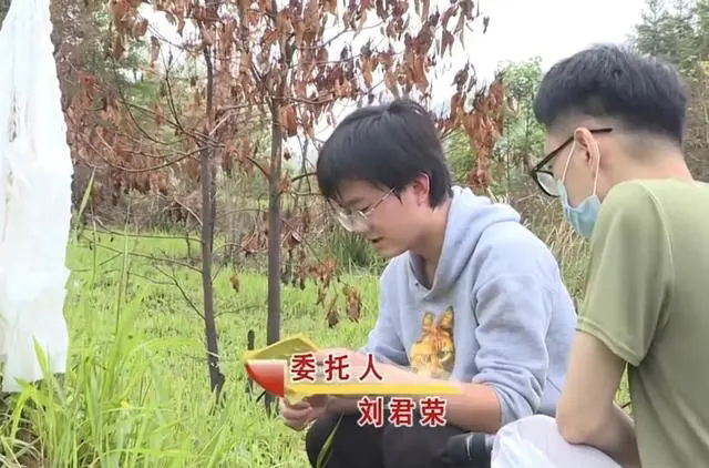 母亲改嫁不给地址,16岁少年寻找多年终如愿,却惨被拉黑微信和电话