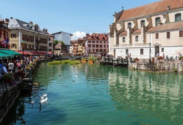 欧洲|法国一座浪漫的小镇，吸引众多情侣前来，且坐拥欧洲最纯净的湖泊