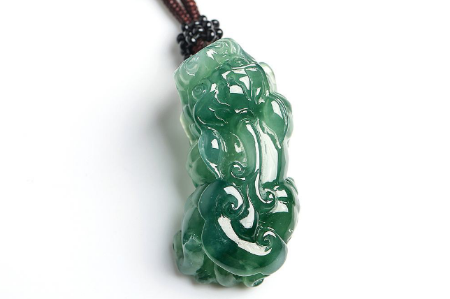 翡翠|在新春佳节之际，怎样挑选适合自己的翡翠单品？我给你两个推荐