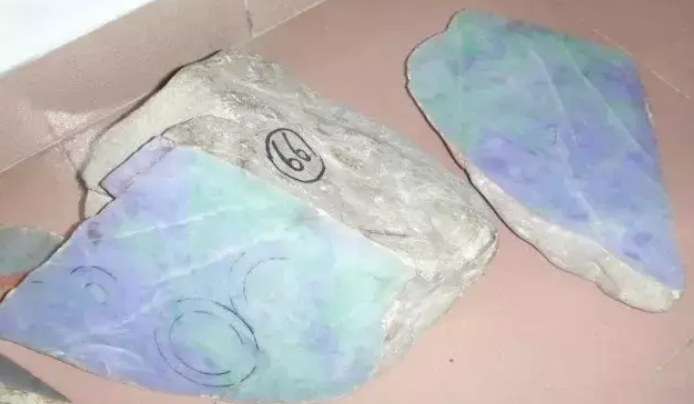 翡翠|6人共同出资40万，入手一块翡翠原石，切开以后胆战心惊！