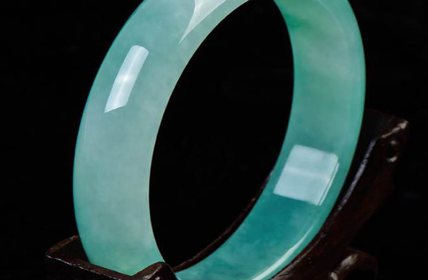 翡翠|买不起高昂的玻璃种,糯种翡翠也是不错的选择,价值实惠又美观