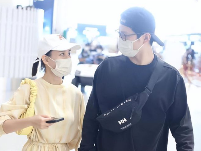 窦骁|窦骁何超莲现身机场被拍，两人十指相扣十分恩爱，女方打扮太时尚