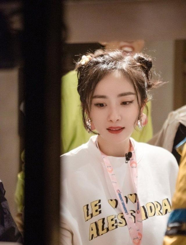 秦岚|装清纯？35岁的杨幂、刘诗诗，比不过42岁的秦岚 。