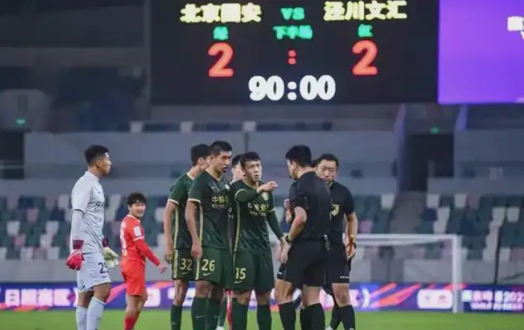 潘长江|65岁潘长江瘸腿嘲讽国安，扬言坐轮椅也能踢赢对方，网友称过分了