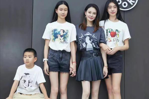 谭卓|董洁、董璇、关悦、谭卓带娃参加活动,无滤镜下的容貌太真实了