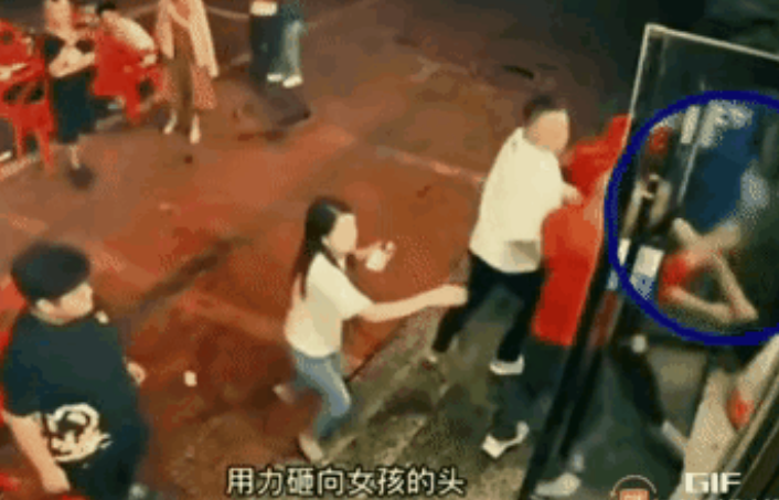 都别给他洗白了,是红衣男陈某亮给了女孩致命一击!