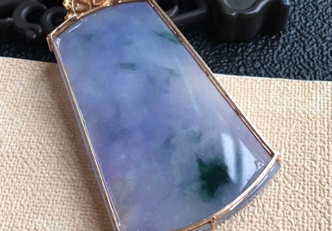 翡翠|还用翡翠划玻璃，来鉴定真假吗？如果真的划破你就要哭了