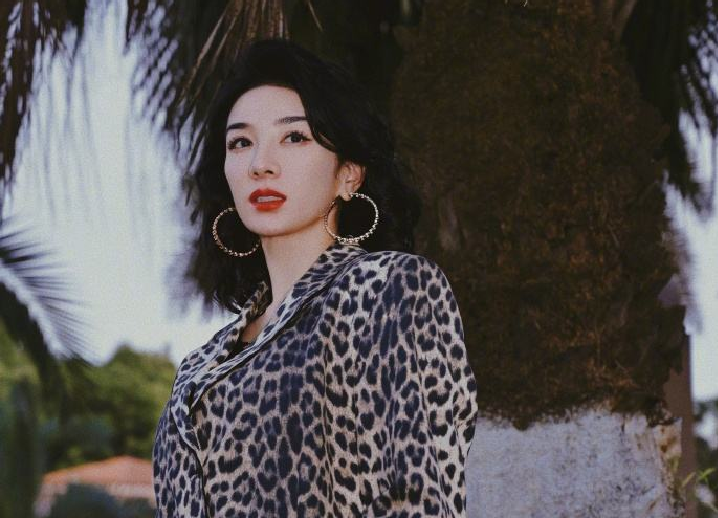 网红脸|黄奕与女儿一起练瑜伽,黄芊玲基本功扎实,大长腿都快比上妈妈了