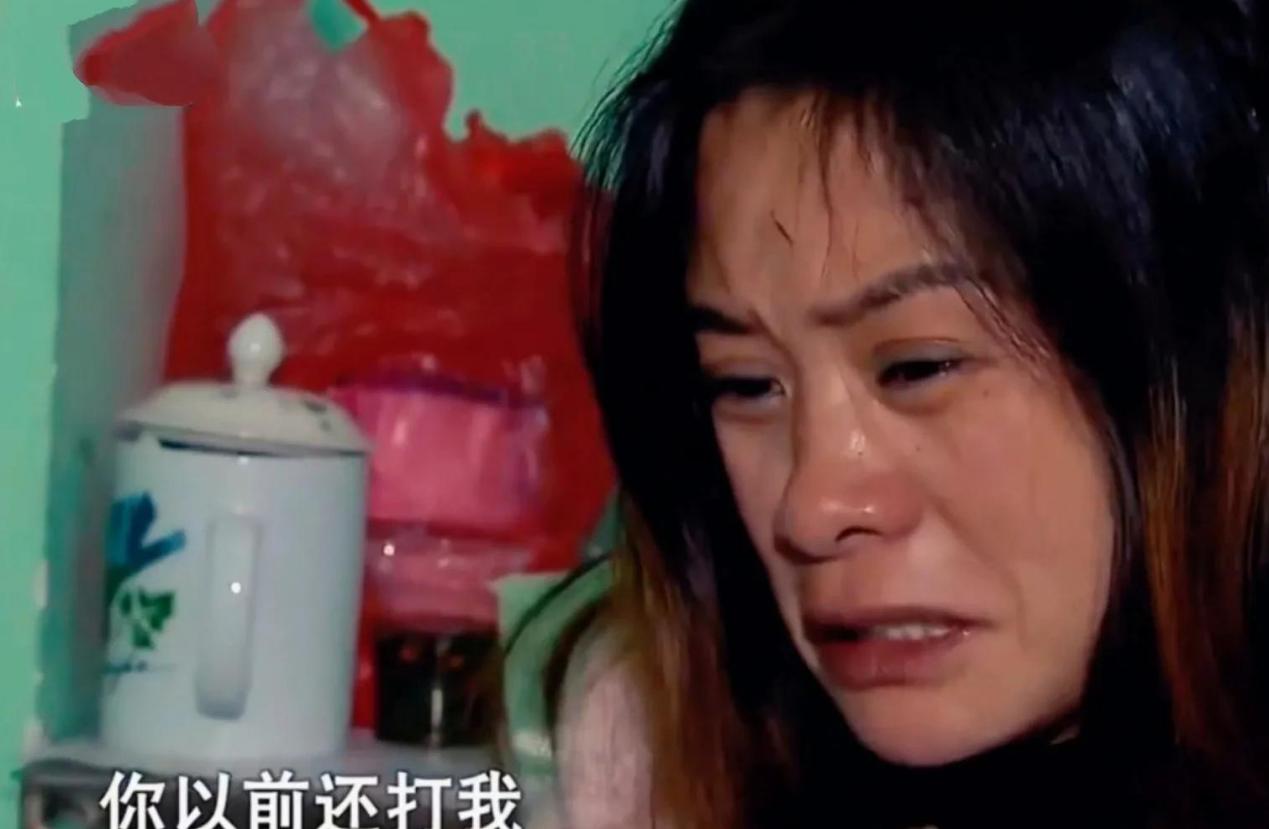 弟弟车祸重伤,姐姐逼弟媳卖房救人,邻居:出轨还打老婆不值得救