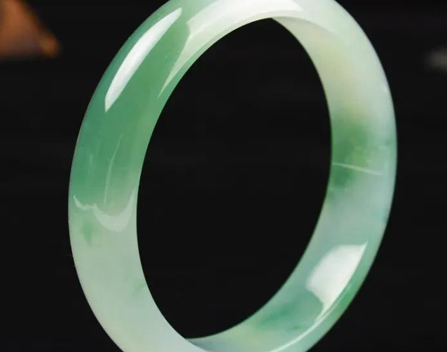 翡翠手镯|翡翠手镯为何这么贵,要求高取料难,最经典最保值的翡翠饰品