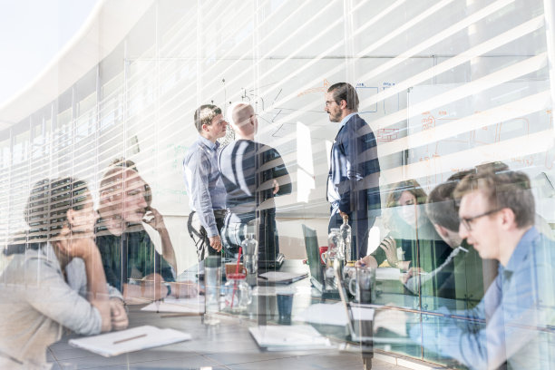 |你认为职场中应该相信任何人吗？