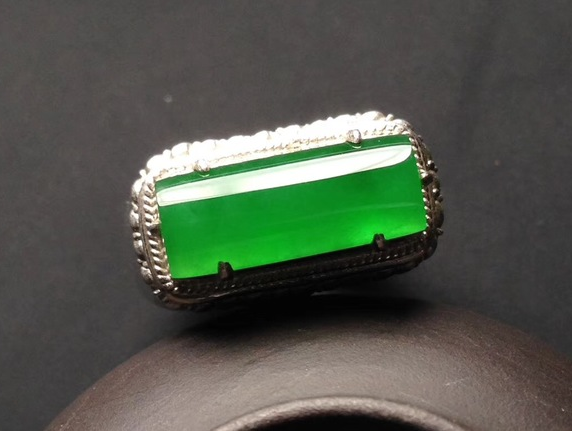 文房|翡翠戒面变化多端，它可以做成任何形状，最主要的就是水和色