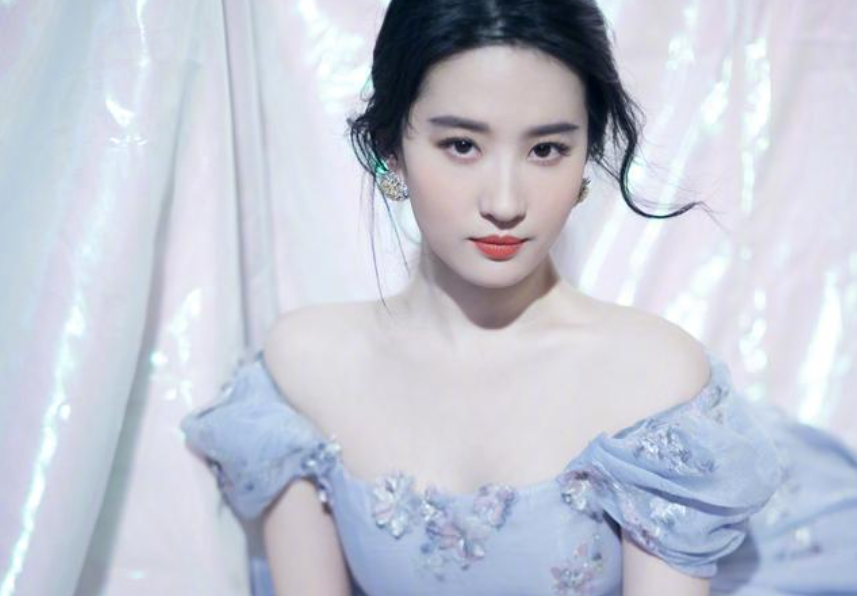刘亦菲|她的长相很清冷,朦胧中又有疏离感,走红多年靠的是颜值还是实力?