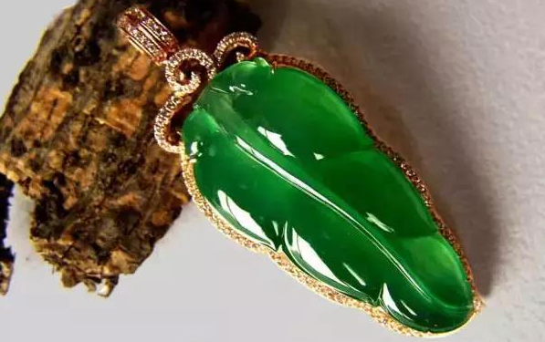 穿衣搭配 不能盲目佩戴翡翠饰品，佩戴时多注意细节，搭配简约的美甲款式