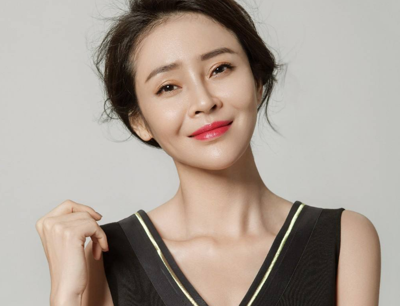 于明加|于明加真正的人生智者，事业家庭两不误，不惧时光展示御姐防范