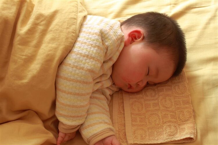 脑卒中|“老棉被睡得香”实锤!研究:盖重被子4周,失眠严重指数下降50%