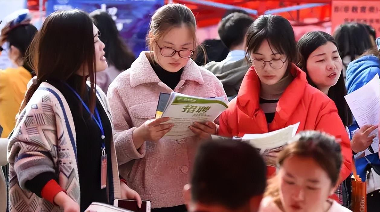 大学生|疫情之下00后尝试“新职业”,收入不比铁饭碗差,家长却不愿接受