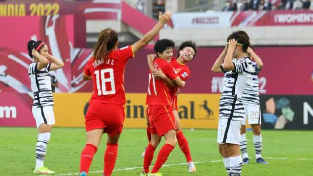中国女足|中国女足绝杀韩国，请陈戌源李霄鹏，带国足全队向王霜王珊珊鞠躬