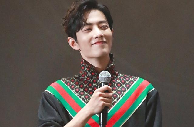 肖战|肖战登上母校杰出校友榜，化身招生小能手，粉丝调侃肖战格格不入