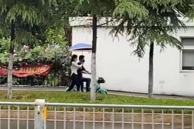 雨中,一女子奔跑着为骑车的男朋友打伞,网友:不懂珍惜