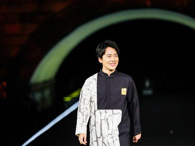 郭麒麟|郭麒麟荣登福布斯青年榜,学历被质疑,当年郭德纲为什么让他辍学