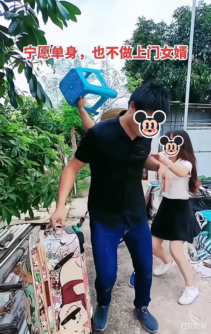 老人干涉子女婚姻,拿凳子驱赶女婿,男子不顾妻子挽留带行李离开