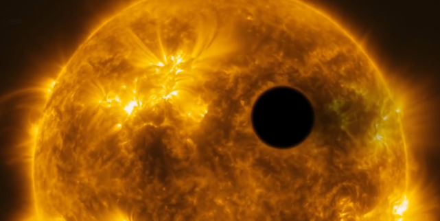 太阳旁边竟有比地球大37倍的UFO!?有图有真相?