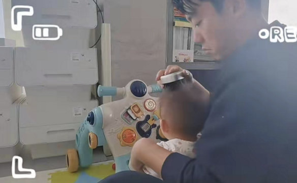 毛晓彤|郑恺一家三口现身机场，与苗苗穿情侣鞋挽臂同行，女儿小脸曝光超可爱