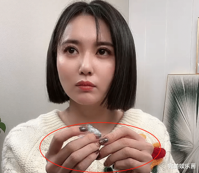 王力宏|江铠同直播被骂哭？猪鼻子、手指满是皱纹，被抢男人专业户刷屏