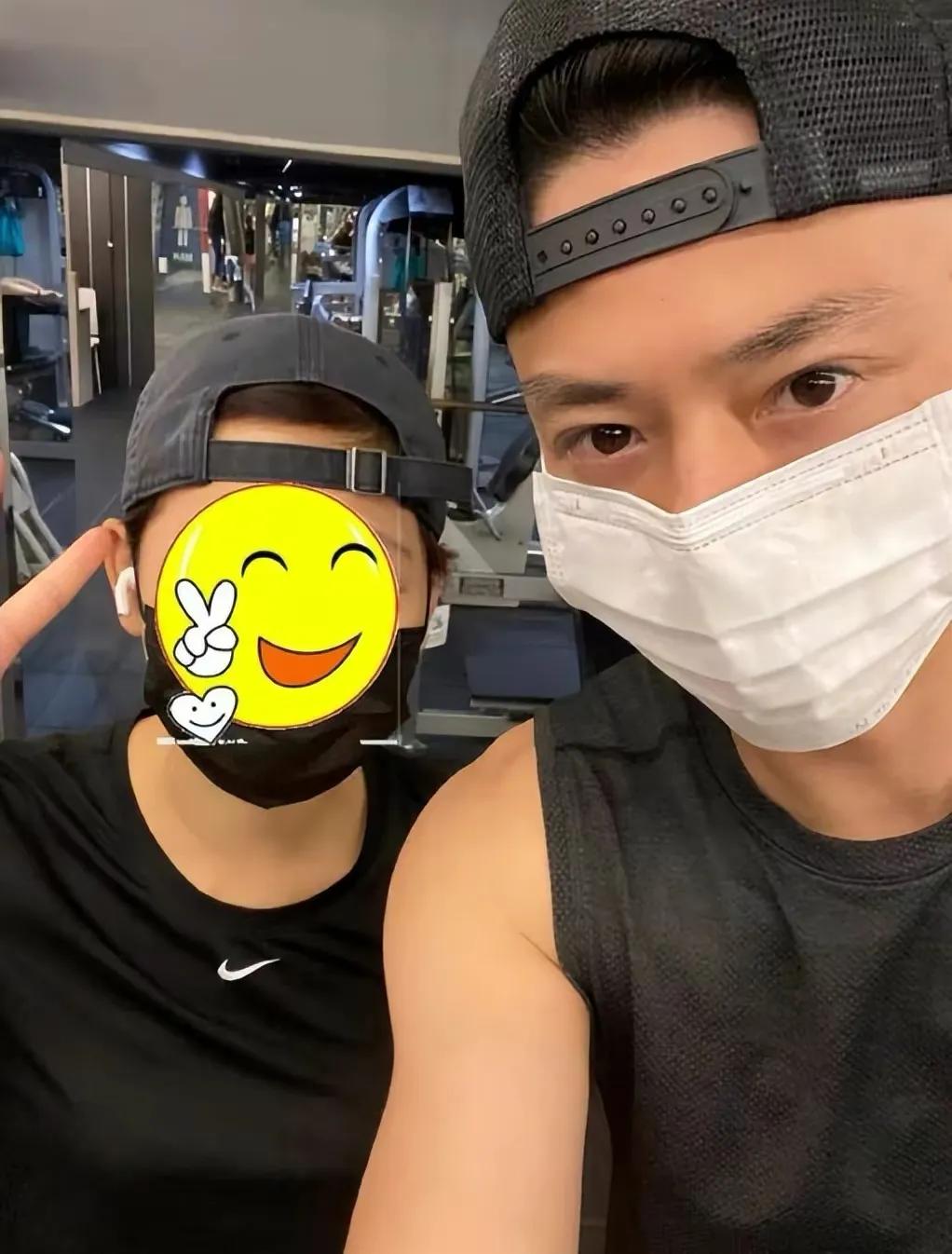 林心如|林心如霍建华带女儿出游,夫妇俩穿情侣装依偎自拍,画面恩爱甜蜜