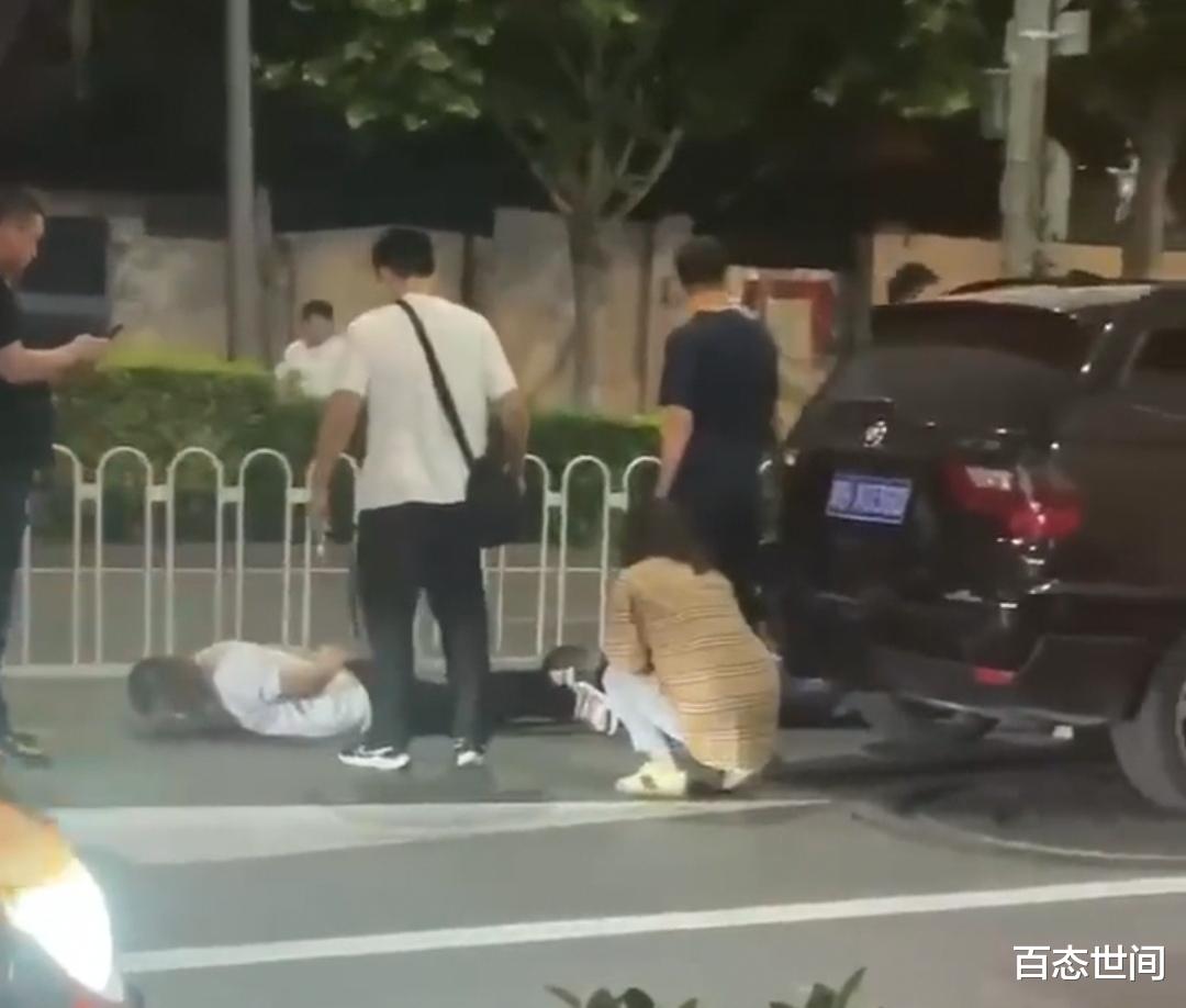 唐山打人事件嫌疑人被抓捕画面曝光,嫌疑人店铺被送花圈