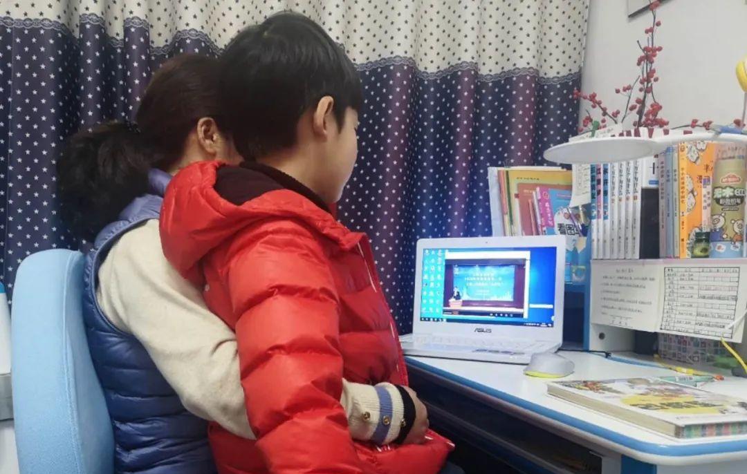 监督孩子上网课,想让孩子成绩提高,家长要注意这“3要4不要”