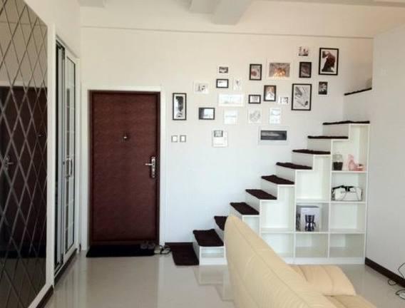 买个迷你蜗居房,直接把床装在衣柜顶上,真是活久见了!