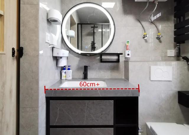 卫生间再小,洗手盆、马桶、淋浴房都得要