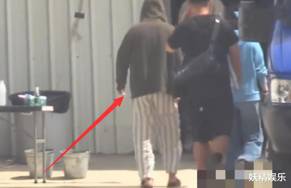 朱一龙|朱一龙为角色不顾形象！新戏曝路透：剃光头，赤脚站在泥地又瘦了