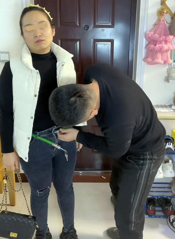女子参加同学会被丈夫锁裤子,气得翻白眼,同学里有锁匠怎么办