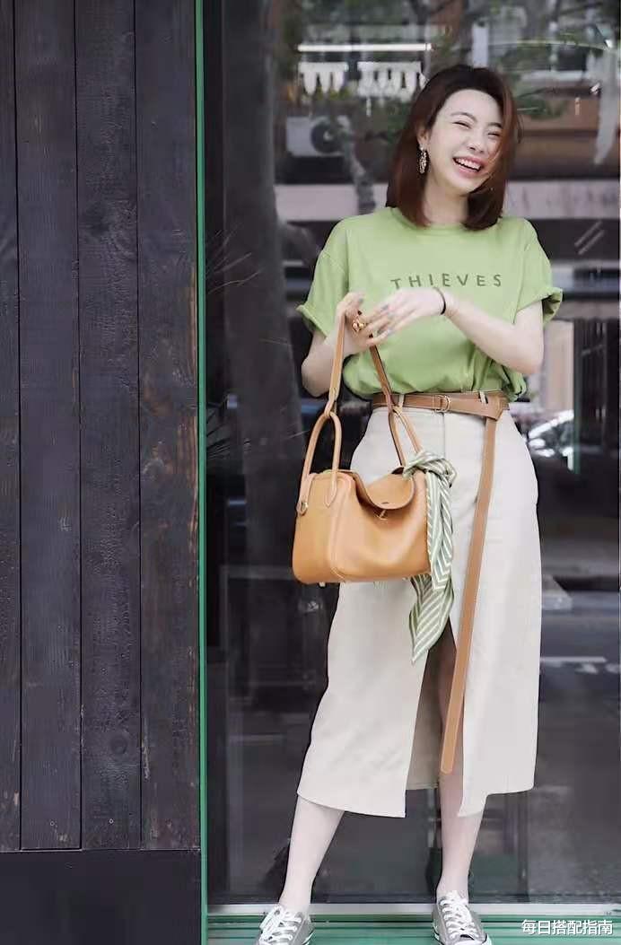 夏天建议多穿这个“减龄色”，优雅减龄又显白，谁穿谁好看！