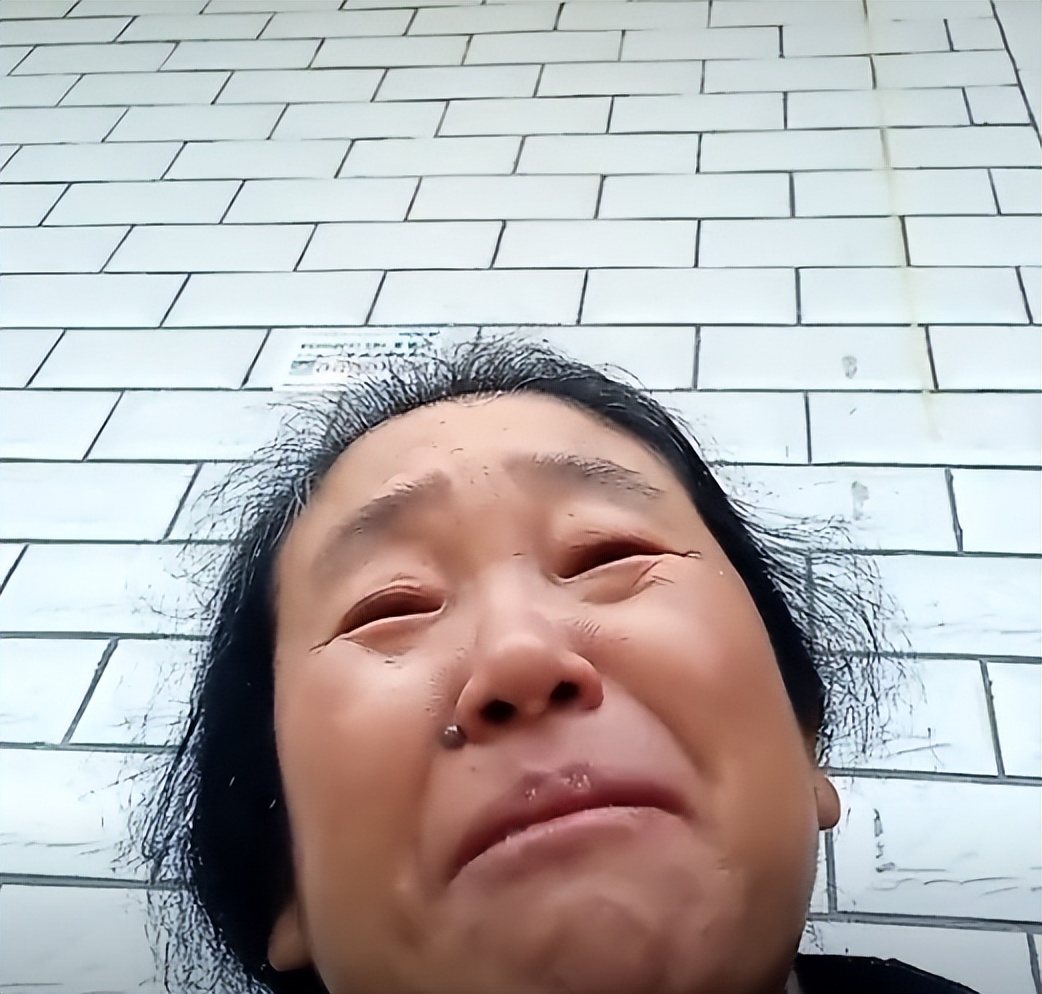 胡鑫宇母亲公开点名嫌疑人, 开直播称, 班主任严老师具有很大嫌疑